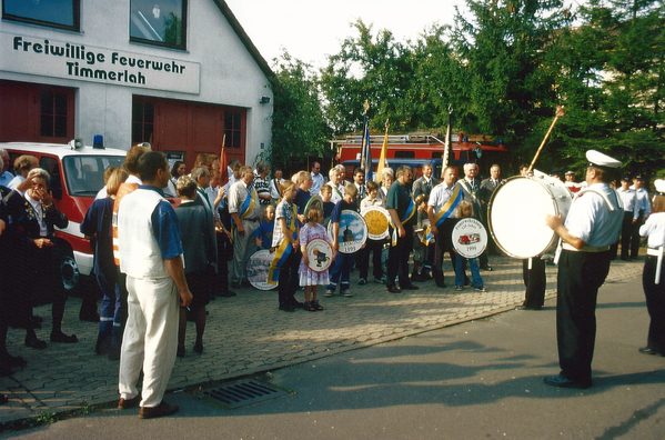 Könige vor dem Feuerwehrhaus 1999 zum 125-jährigen Jubiläum (Wird bei Klick vergrößert)