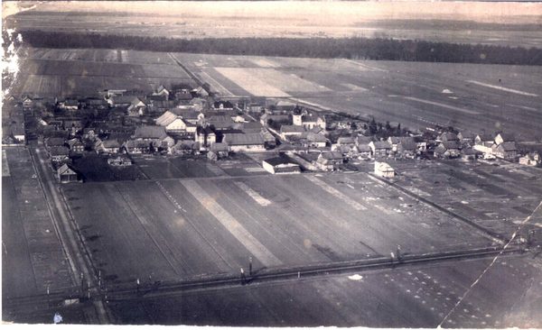 Luftaufnahme von Timmerlah –wahrscheinlich Ende der 20er/Anfang der 30er Jahre aus ca. 100 – 150 m Höhe und aus südlicher Richtung aufgenommen.