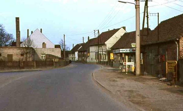 Brink 1963 li mit Bäckerei Strube, re Kiosk und Spritzenhaus (Wird bei Klick vergrößert)