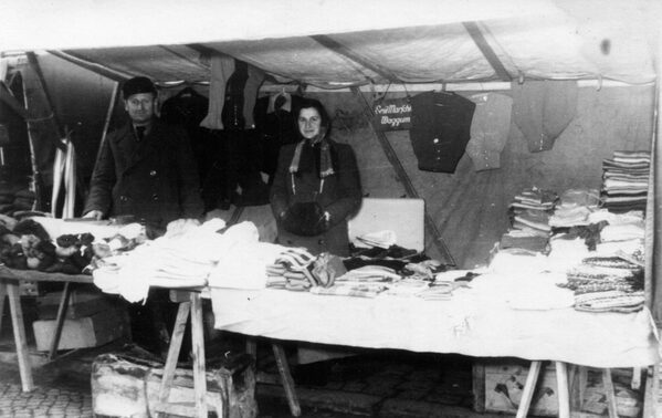 Magdalena und Emil Marschke auf dem Markt (Wird bei Klick vergrößert)