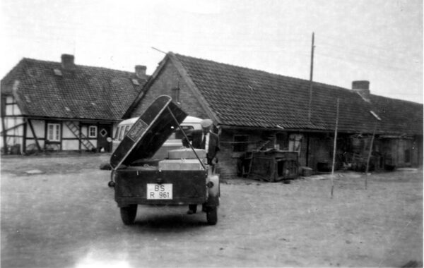 Emil Marschke bei einem Landwirt im Braunschweiger Umland mit VW-Bus und Anhänger (Wird bei Klick vergrößert)