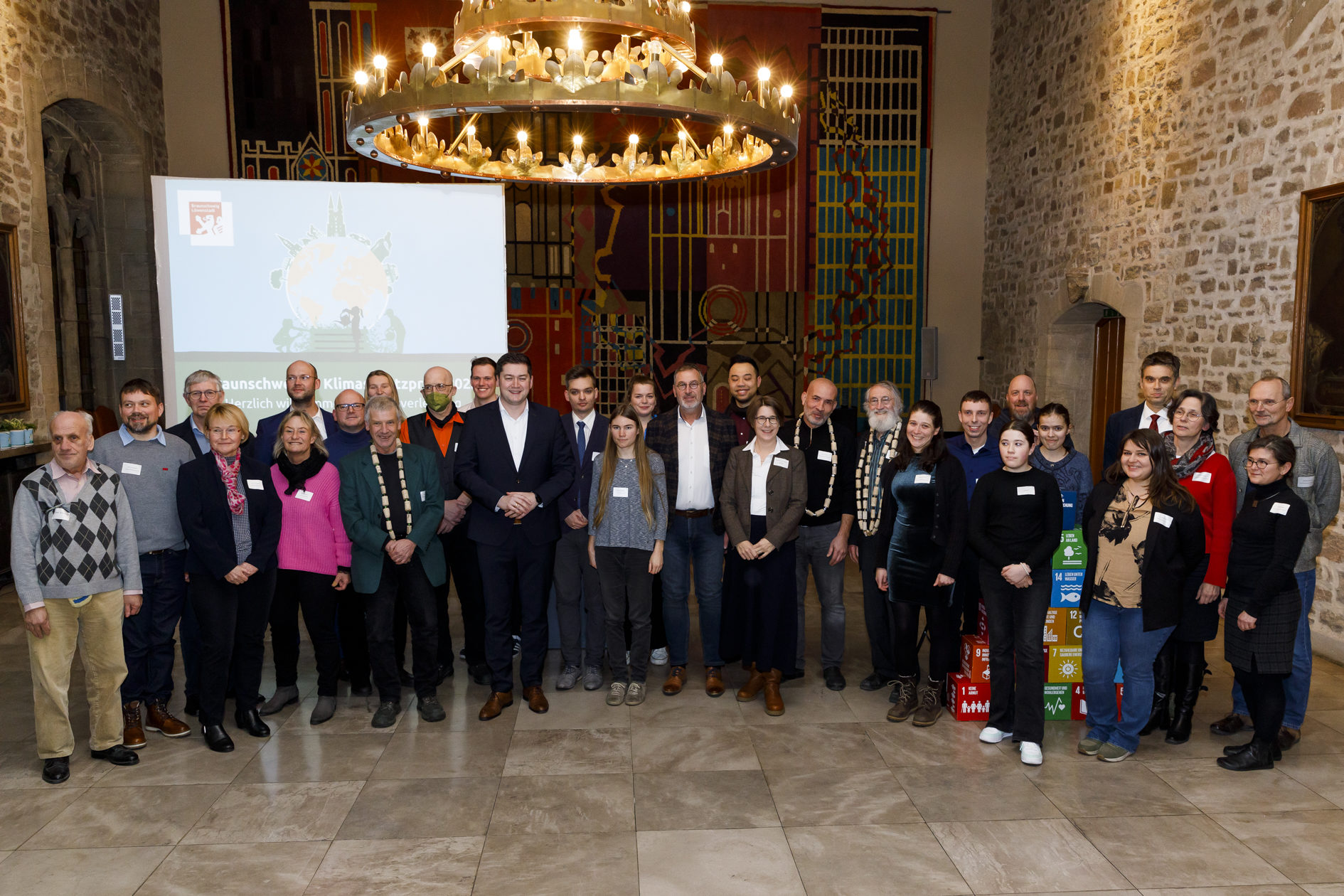 Das Bild zeigt Oberbürgermeister Dr. Thorsten Kornblum mit den Preisträgerinnen und Preisträgern. (Wird bei Klick vergrößert)