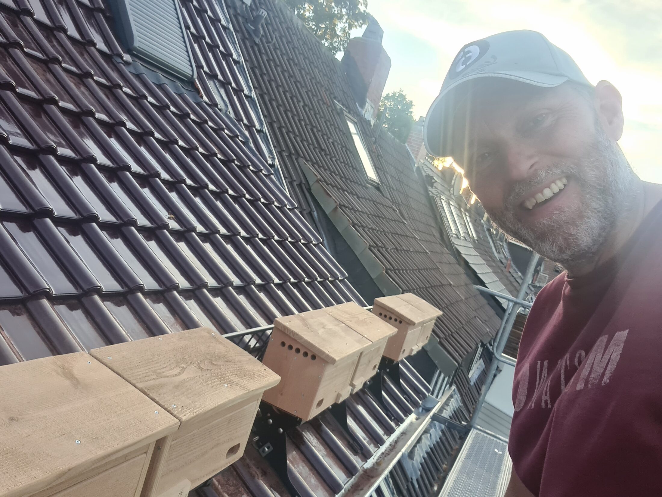 Torsten Schütze bei der Montage der Mauerseglerkästen. (Wird bei Klick vergrößert)