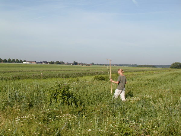Eine Person läuft für die Telemetriemessung durch ein Feld.