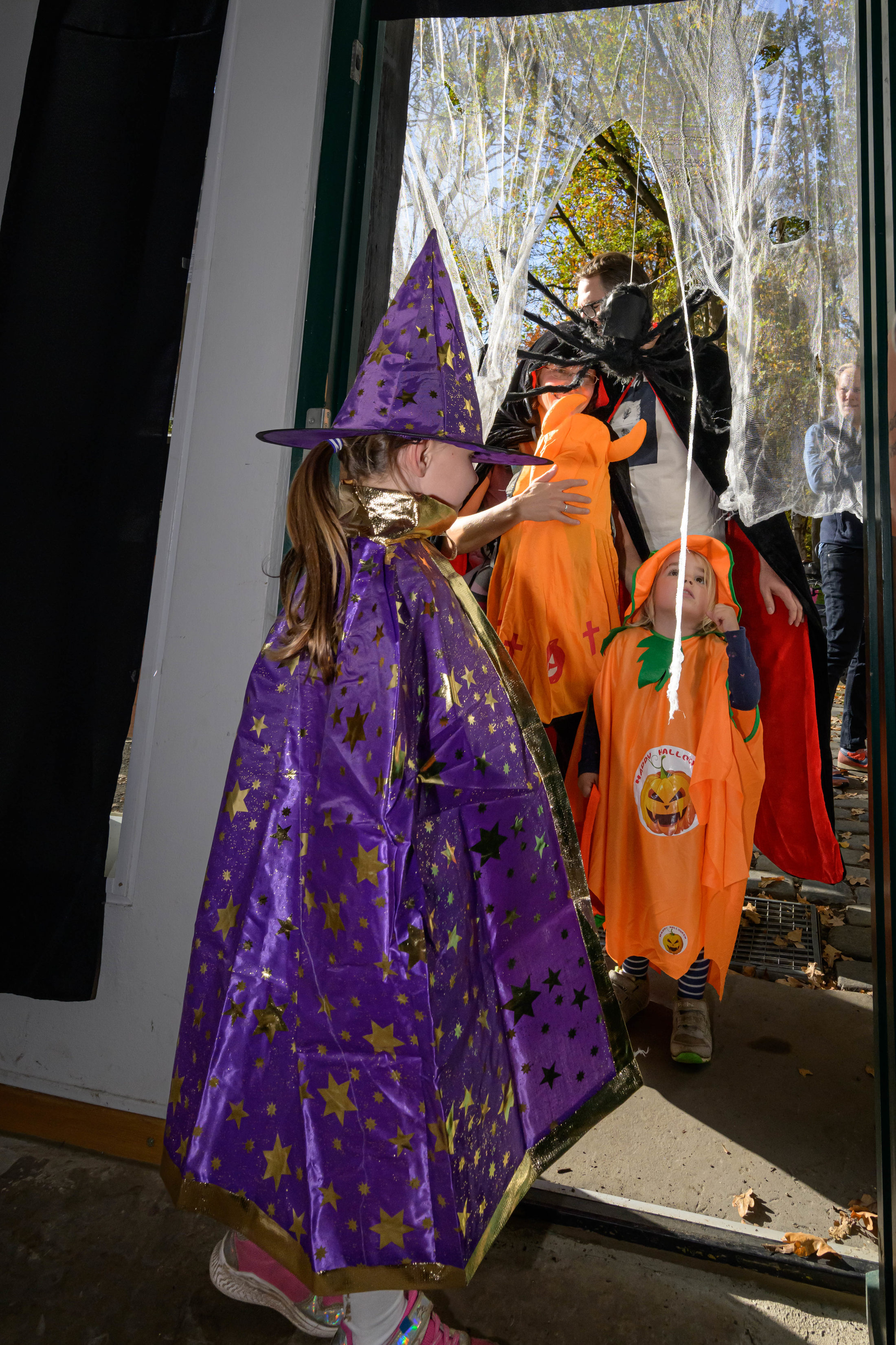 Kinder tragen Halloween-Verkleidung im Haus Entenfang. (Wird bei Klick vergrößert)