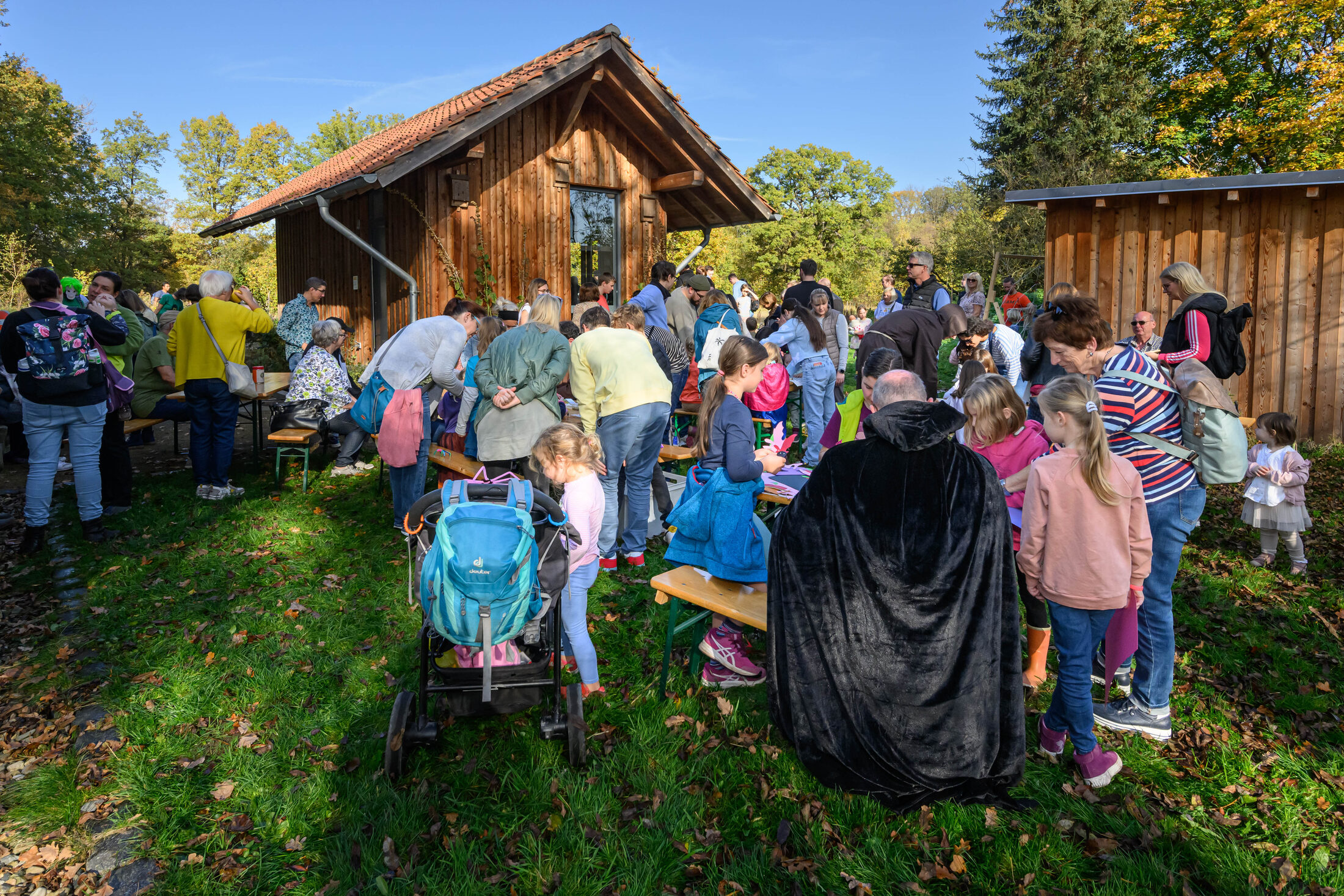 Familien mit Kindern bei Bastelaktionen im Außenbereich von Haus Entenfang. (Wird bei Klick vergrößert)