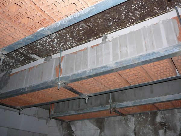 Niststeine für Fledermäuse an der Decke eines Bunkers (Wird bei Klick vergrößert)