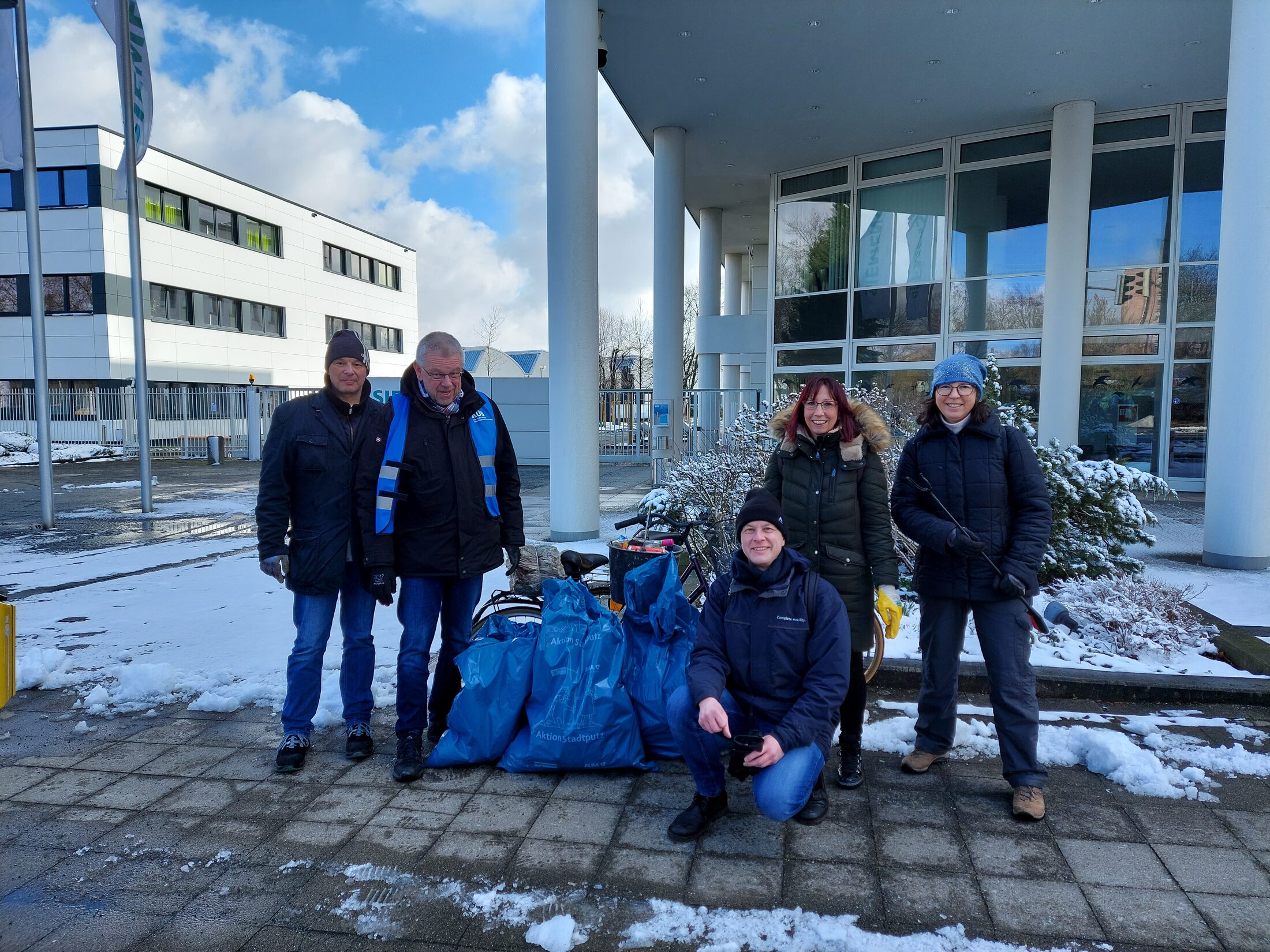 Liebe Grüße gehen raus an eine Gruppe des Betriebsrats bei Siemens, die die Ackerstraße aufgeräumt hat und neben drei Müllsäcken auch noch zwei Schrottfahrräder entsorgen konnte. (Wird bei Klick vergrößert)