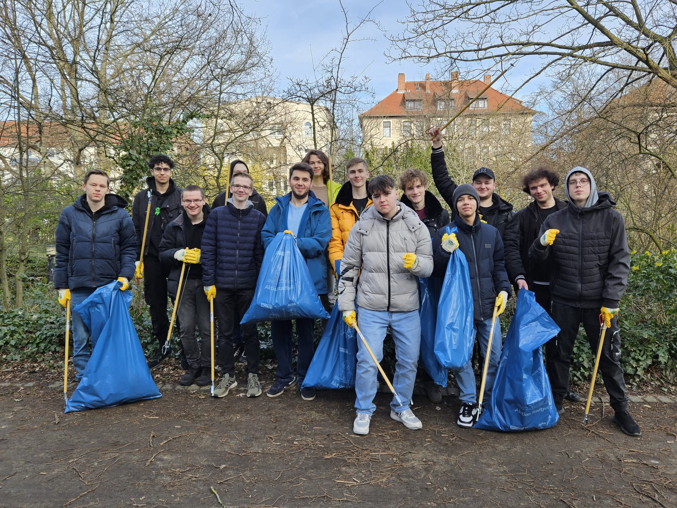 Die Klasse FI221 der Otto-Bennemann-Schule hatte viel Spaß im Rahmen des Stadtputzes. (Wird bei Klick vergrößert)