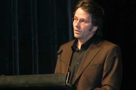 Ein Foto zeigt Jochen Ralf Rothmann, Preisträger des Wilhelm Raabe-Literaturpreises 2004.