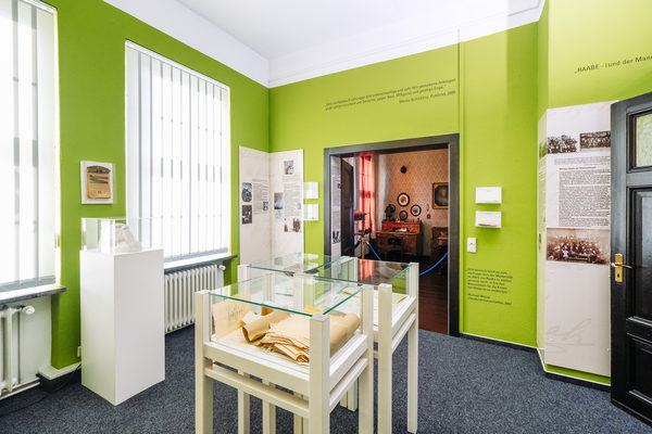 Der Ausstellungsraum, der sich inhaltlich auf den Menschen Wilhelm Raabe fokusziert. (Wird bei Klick vergrößert)