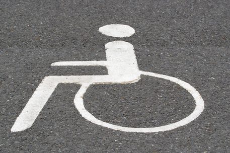 Rollstuhlfahrer-Logo im Straßenpflaster
