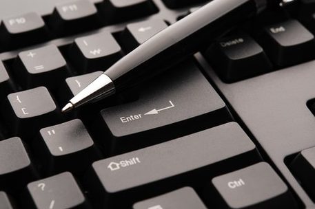 Kugelschreiber auf einer Computer-Tastatur