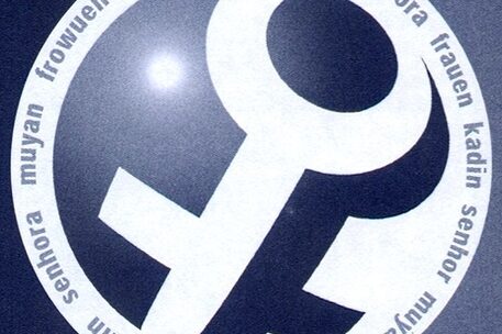 Frauenzeichen mit dem Wort "Frauen" in verschiedenen Sprachen