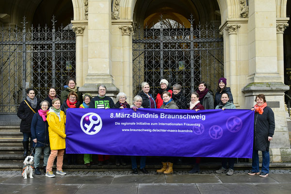 Frauen mit dem Banner vom 8.März-Bündnis (Wird bei Klick vergrößert)