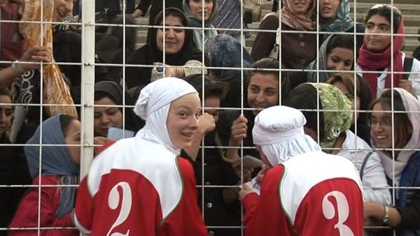 Zwei Fußballerinnen mit Kopftüchern mit weiblichen Fans (Wird bei Klick vergrößert)