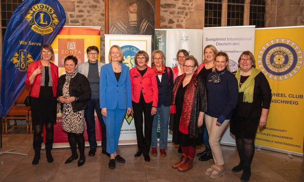 Auf dem Foto freuen sich die Präsidentinnen der sieben Frauenserviceclubs aus Braunschweig mit der Gleichstellungsbeauftragten und der Referentin Prof. Dr. Cornelia Denz über das große Interesse