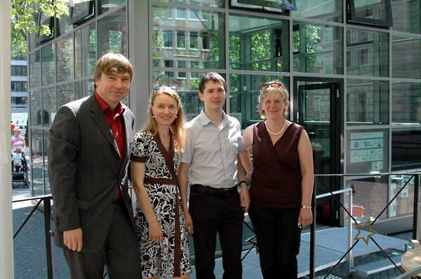 Starkes Team realisierte das Gewächshaus Projekt: v.l.n.r. Wolfgang Müller-Pietralla, Leiter Zukunftsforschung Volkswagen Wolfsburg, Dr. Christa Sommerer, Dr. Laurent Mignonneau, Kunstuniversität Linz, Dr. Anja Hesse, Leiterin des Fachbereiches Kultur der Stadt Braunschweig (Wird bei Klick vergrößert)