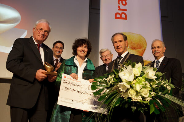 The award ceremony 2011 (from left to right):Prof. Dr.-Ing. Dr. h.c. Jürgen Hesselbach, President of the Technische University Braunschweig Braunschweig, Chairman of the Verein ForschungRegion Braunschweig; David McAllister, Prime Minister of Lower Saxony, member of the jury; Prof. Dr. Petra Schwille, award winner; Prof. Dr. Rudolf Rigler, Karolinska Institutet Stockholm, laudator; Dr. Gert Hoffmann, Lord Mayor of the City of Braunschweig, Chairman of the Jury; Prof. Dr. Jürgen Mlynek, President of the Helmholtz Association, speaker. (Wird bei Klick vergrößert)