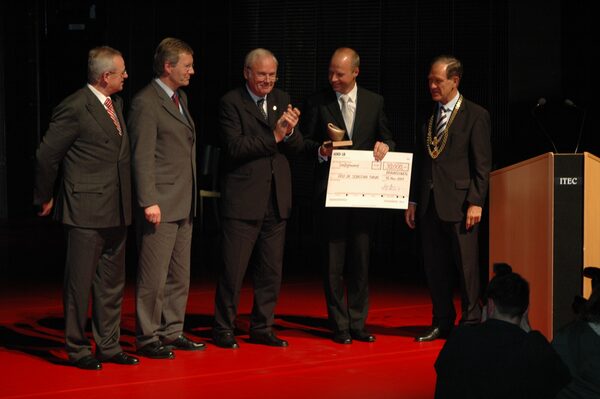 v.l.n.r. Vorstandsvorsitzender der Volkswagen AG, MP Christian Wulff, Prof. Jürgen Hesselbach, Präsident der Technischen Universität Braunschweig, Preisträger Prof. Dr. Sebastian Thrun, Stanford University, Braunschweigs Oberbürgermeister Dr. Gert Hoffmann (Wird bei Klick vergrößert)