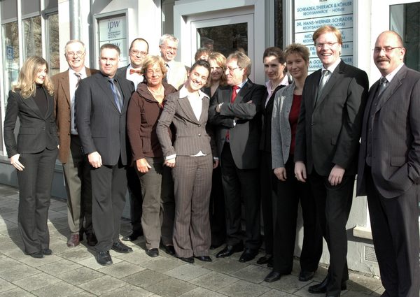 Initiatioren und Gründungsmitglieder freuten sich über eine aktive Gründungsversammlung in der Kanzlei Schrader, Thierack & Köhler (Wird bei Klick vergrößert)