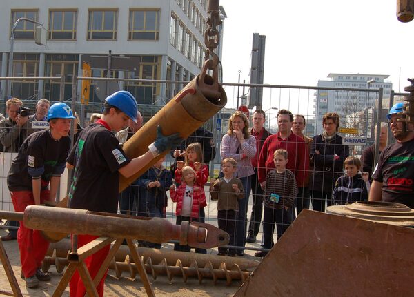 Foto 1: Kernbohrung betreut von Mitarbeitern des Leichtweißinstitutes der TU Braunschweig vor dem phaeno in Wolfsburg (Wird bei Klick vergrößert)