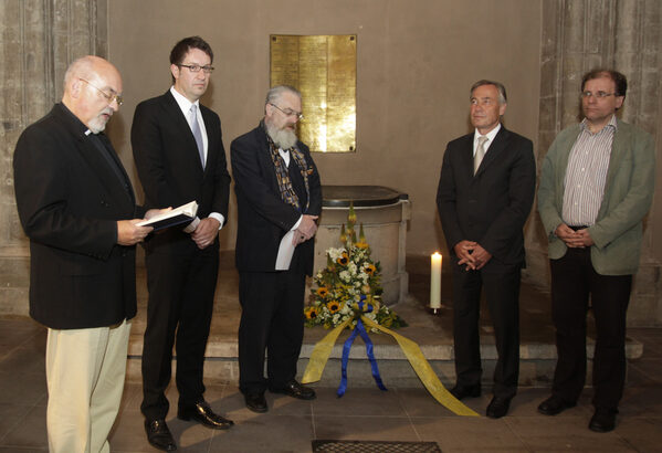 Beim Totengedenken: v.l.n.r. Domprediger Joachim Hempel, Gerold Leppa, Geschäftsführer Braunschweig Stadtmarketing, Prof. Dr. h.c. Gerd Biegel, Leiter des Instituts für Regionalgeschichte der Technischen Universität Braunschweig, Stadtrat Wolfgang Laczny, Dr. Hans-Jürgen Derda, Leiter der Landesausstellung „Otto IV. - Traum vom Welfischen Kaisertum“ (Wird bei Klick vergrößert)