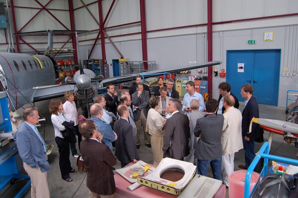 Teilnehmer der "Nordlichtreise" der Niedersächsischen Landesvertretung im Hangar 1 des Forschungsflughafens (Aerodata). (Wird bei Klick vergrößert)