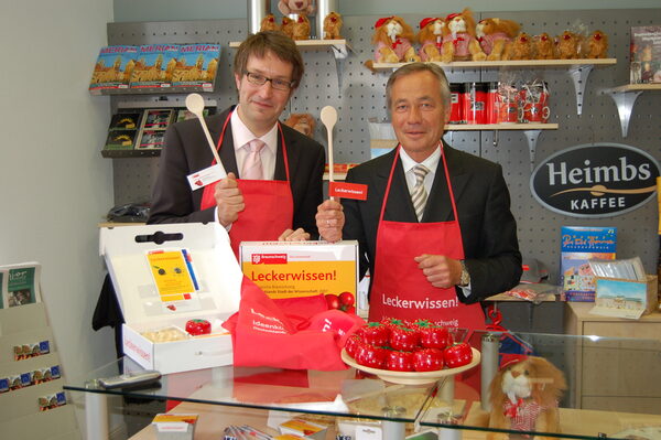 Foto 1: Wolfgang Laczny, Kulturdezernent der Stadt Braunschweig und Gerold Leppa, Geschäftsführer der Braunschweig Stadtmarketing GmbH präsentieren den Leckerwissen-Koffer aus der Braunschweiger Ideenküche 2007 (Wird bei Klick vergrößert)