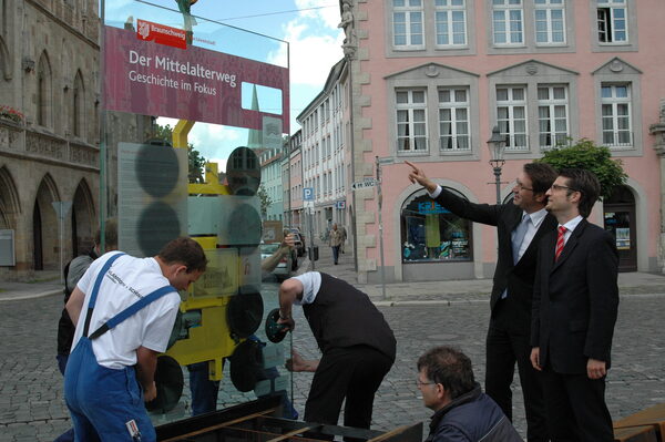 Gerold Leppa (Braunschweig Stadtmarketing) und Carsten Ueberschär (Braunschweigische Landessparkasse) beobachten den Aufbau der Stele (Wird bei Klick vergrößert)