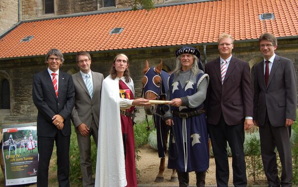 Dirk Bartels, Braunschweiger Verkehrs-AG, Gerold Leppa, Braunschweig Stadtmarketing GmbH, Hendrik Becker als Kaiser Otto IV., Manfred Angelov, Ritterbund Hartmann von Aue, Marcel Schelesnow, Braunschweig Stadtmarketing GmbH, Pastor Günzel Schmidt, Ev. Pfarramt Riddagshausen (Wird bei Klick vergrößert)