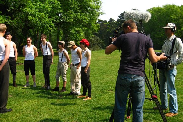 Im Prinz-Albrecht-Park in Braunschweig drehte das Filmteam von Galileo Big Pictures die Außenszenen für ihren Beitrag über den Fußball-Pionier. (Wird bei Klick vergrößert)