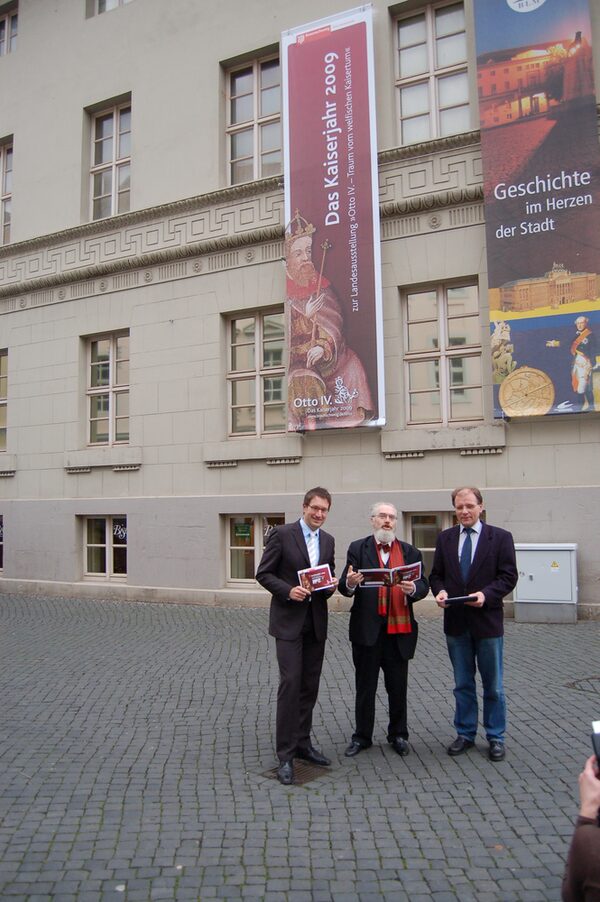 v.l.n.r. Gerold Leppa, Geschäftsführer Braunschweig Stadtmarketing GmbH; Prof. Dr. h.c. Biegel, Leitender Museumsdirektor des Braunschweigischen Landesmuseums; Dr. Derda, Kurator der Ausstellung Braunschweigisches Landesmuseum (Wird bei Klick vergrößert)