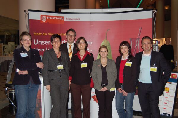 Städe der Wissenschaft Braunschweig (2007) und Jena (2008) treffen sich auf der WISSENSWERTE in Bremen. (v.l.n.r. Dr. Elisabeth Hoffmann, TU Braunschweig, Susanne Thiele, Gerold Leppa, Silvia Bieger und Melanie Linster, Braunschweig Stadtmarketing GmbH und Vertreter aus Jena: Melanie Aust, Gunnar Poschmann, JenaKultur (Wird bei Klick vergrößert)