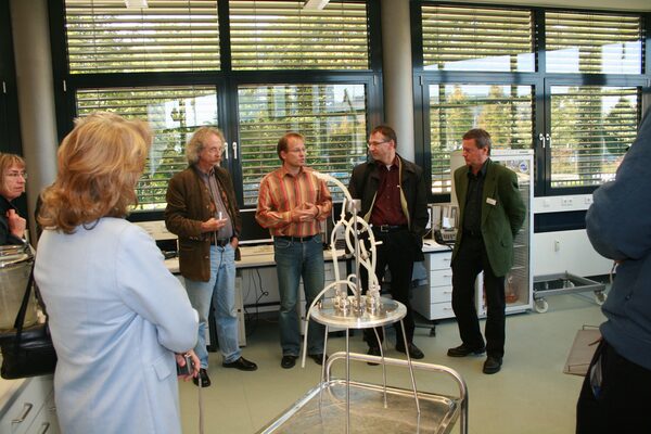 Besuch der Delegation der Wissenschaftspressekonferenz am Helmholtz-Institut für Infektionsforschung Braunschweig, (Strukturbiologie, Prof. Dr. Dirk Heinz) (Wird bei Klick vergrößert)