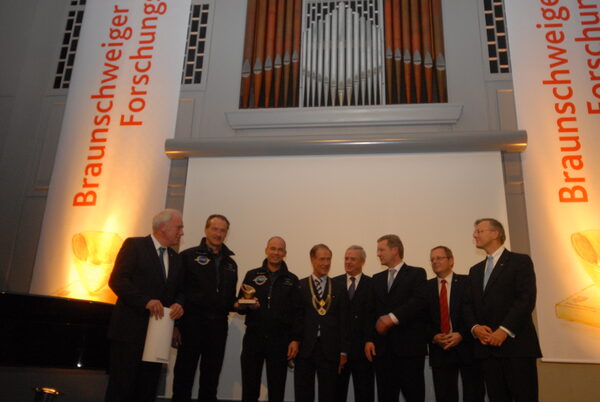 v.l.n.r.: Prof. Dr.-Ing. Jürgen Hesselbach, André Borschberg, Dr. Bertrand Piccard, Oberbürgermeister Dr. Gert Hoffmann, Prof. Dr. rer. nat. Martin Winterkorn, Ministerpräsident Christian Wulff, Prof. Dr.-Ing. Johann-Dietrich Wörner, Christoph Franz. (Wird bei Klick vergrößert)