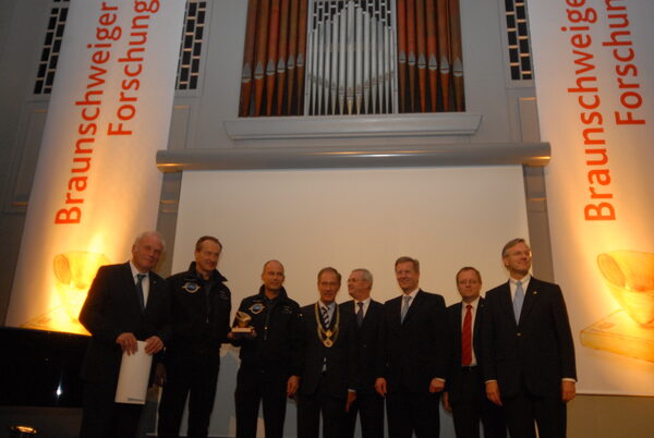 v.l.n.r.: Prof. Dr.-Ing. Jürgen Hesselbach, André Borschberg, Dr. Bertrand Piccard, Oberbürgermeister Dr. Gert Hoffmann, Prof. Dr. rer. nat. Martin Winterkorn, Ministerpräsident Christian Wulff, Prof. Dr.-Ing. Johann-Dietrich Wörner, Christoph Franz. (Wird bei Klick vergrößert)