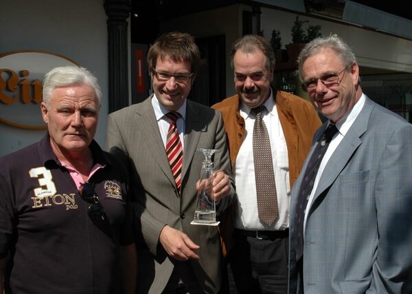 Foto 1: v.l.n.r. Beim Bierdeckelexperiment: Günther Lindhorst, Inhaber der Braunschweiger Kultkneipe „Lindi“, Gerold Leppa, Geschäftsführer Braunschweig Stadtmarketing, Hanns-Bernd de Wall, Geschäftsführer Hofbrauhaus Wolters GmbH und Peter Lehna, Geschäftsführer Hofbrauhaus Wolters GmbH (Wird bei Klick vergrößert)