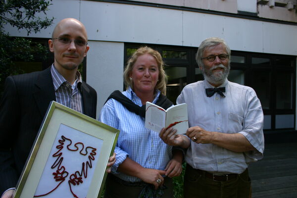 v.l.n.r. Philip Steffen, Agentur Steffen und Bach mit der Original-Abbildung des Reichadlers in Kordel-Grafik und die Autoren Patricia-Charlotta Steinfeld, Publizistin und Wissenschaftlerin und Prof. Dr. h.c. Bernd-Ulrich Hucker, wissenschaftlicher Leiter der Landesausstellung und Kaiser Otto IV.- Forscher (Wird bei Klick vergrößert)