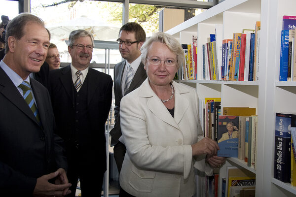 Die Ministerin Frau Schavan besichtigt das "Gewächshaus des Wissens", die zentrale Anlaufstelle der "Stadt der Wissenschaft 2007" in Braunschweigs Innenstadt. (v.l.n.r. Dr. Gert Hoffmann, Oberbürgermeister Braunschweig, Prof. Joachim Klein, Präsident Braunschweigische Wissenschaftliche Gesellschaft, Gerold Leppa, Geschäftsführer Braunschweig Stadtmarketing GmbH, Ministerin Dr. Annette Schavan) (Wird bei Klick vergrößert)