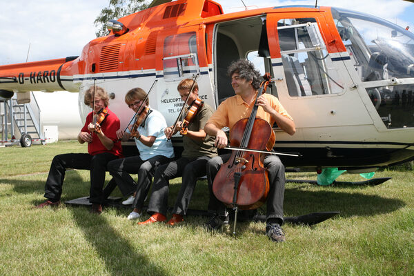 Musiker des Helikopter Streichquartetts des Braunschweiger Staatstheaters Johannes Denhoff, Luciana Duta, Zazie Lewandowski und Karl Huros (Wird bei Klick vergrößert)