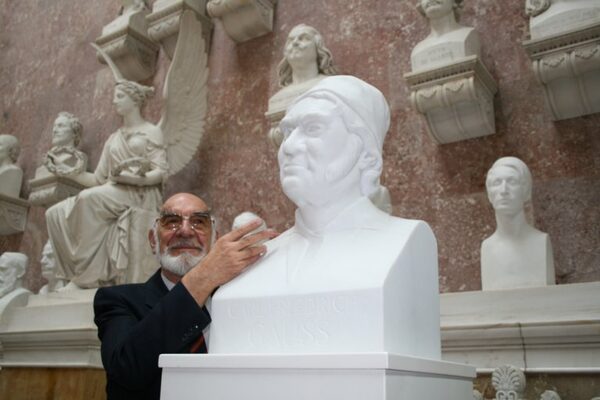 Der Künstler Georg Arfmann  an der Gaußbüste in der Walhalla (Wird bei Klick vergrößert)