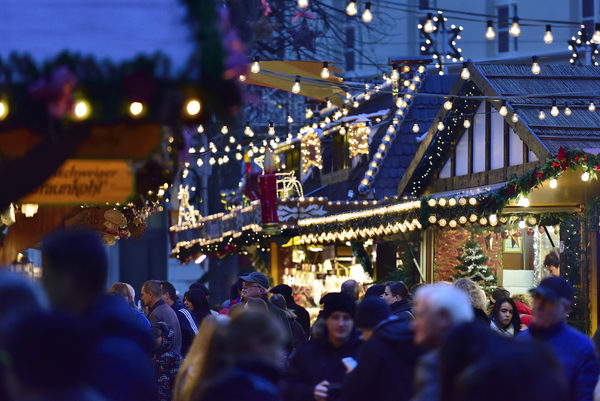 Die liebevoll dekorierten Stände machten Lust auf einen Bummel über den Braunschweiger Weihnachtsmarkt. (Wird bei Klick vergrößert)