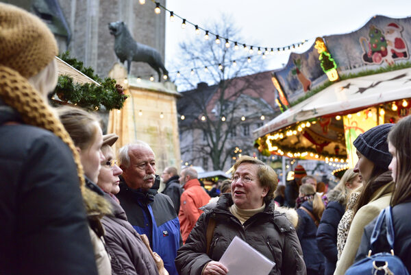 Als gern genutztes Angebot erwiesen sich die speziell auf den Weihnachtsmarkt zugeschnittenen Stadtführungen. (Wird bei Klick vergrößert)