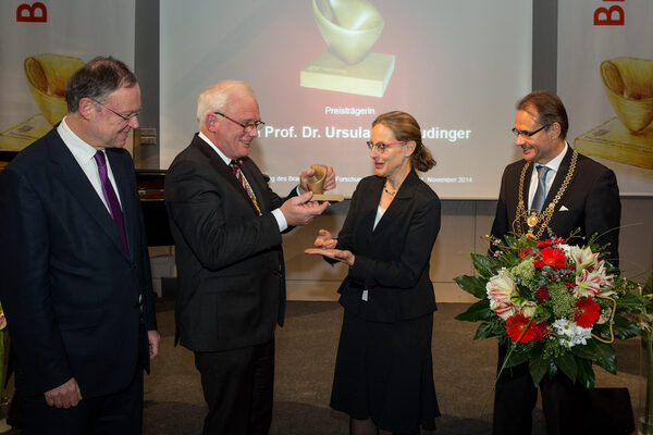 V.l.n.r.: Niedersachsens Ministerpräsident Stephan Weil, TU-Präsident Prof. Dr. Jürgen Hesselbach, Prof. Dr. Ursula Staudinger und Oberbürgermeister Ulrich Markurth bei der Preisübergabe. (Wird bei Klick vergrößert)