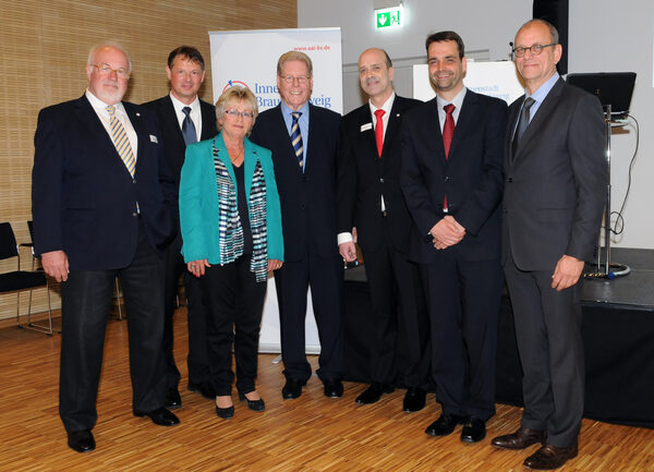 Der AAI feierte sein 30-jähriges Bestehen im Rahmen eines Jubiläumsempfangs. V.l.n.r.: Heinz-Werner Kretschmann (AAI-Vorstandsmitglied, Moderator des Abends), Berndt von Conradi (IHK Braunschweig), Bürgermeisterin Annegret Ihbe (Stadt Braunschweig), Klaus Ebinger (AAI-Gründungs- und ehem. Vorstandsmitglied), Volkmar von Carolath (AAI-Vorstandsvorsitzender), Jürgen Block (Geschäftsführer Bundesvereinigung City- und Stadtmarketing Deutschland e. V.), Harald Wahls (Geschäftsführer der BZV Medienhaus GmbH). (Wird bei Klick vergrößert)