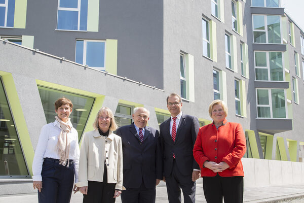 Bettina Bundszus (Bundesministerium für Familie, Senioren, Frauen und Jugend), Angela Braasch-Eggert (Präsidentin des Deutschen Jugendherbergswerkes), Helmut Maier (1. Vorsitzender des DJH-Landesverbandes Hannover e. V.), Ulrich Markurth (Oberbürgermeister Stadt Braunschweig) und Cornelia Rundt (Niedersächsische Ministerin für Soziales, Gesundheit und Gleichstellung) feierten gemeinsam die Einweihung der neuen Jugendherberge in der Wendenstraße. (Wird bei Klick vergrößert)