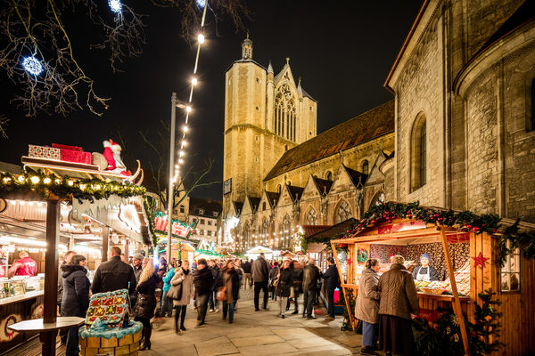Der Braunschweiger Weihnachtsmarkt sorgte 33 Tage lang für festliche Stimmung und Lichterglanz auf den Plätzen rund um den Dom St. Blasii. (Wird bei Klick vergrößert)