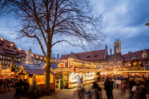 Der Duft von Glühwein, gebrannten Mandeln und allerhand anderen Leckereien zog über den Burgplatz. (Wird bei Klick vergrößert)