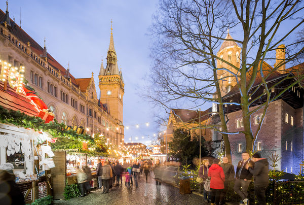 Die Gäste des Weihnachtsmarktes kommen nicht nur aus der Löwenstadt, auch viele Menschen aus der Region, aus ganz Deutschland und aus dem Ausland überzeugten sich von dem stimmungsvollen Weihnachtsmarkt. (Wird bei Klick vergrößert)